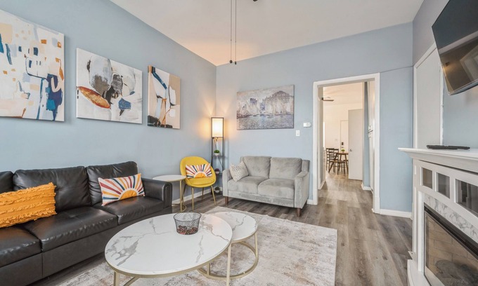 West Lakeview Apartment | Chic 2-bedroom apartment in marvelous Lakeview/LincolnPark/Wrigley with WiFi/AC