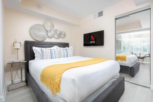 Yorkville Apartment | Chic 2-Bedroom Condo in the Heart of Yorkville