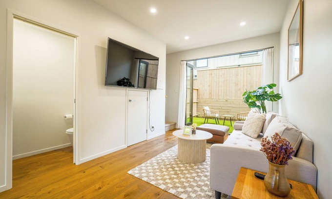 Grey Lynn House | Chic 2-Bedroom Retreat in Grey Lynn Minutes to CBD
