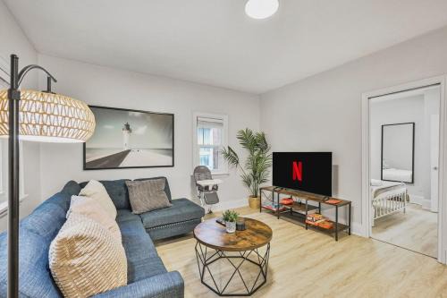 Durham Region Apartment | Chic 2 BR Urban Retreat Near Beach Free Parking