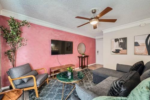 Brentwood Apartment | Chic 2B Getaway - 10min to DTWN - W/D, Pool, Prkg