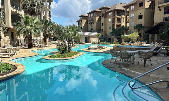 Horseshoe Bay Condo | Chic 2BD with Balcony, Pool, Hot Tub & Marina Views!