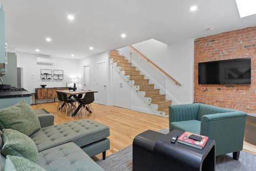 The Danforth Apartment | Chic 2BR Top Floor Retreat with Rooftop Near Subway
