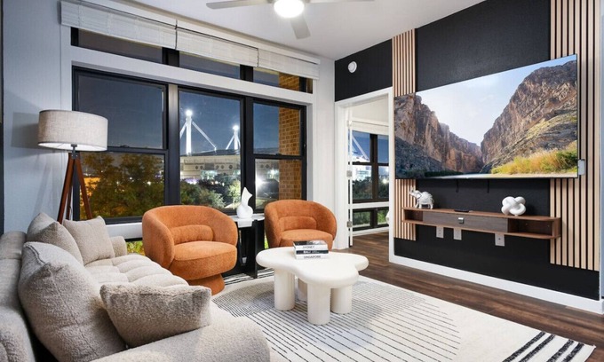 Southtown Apartment | Chic 2BR-w/Parking, Near Rvrwalk, Dome & Conv Ctr
