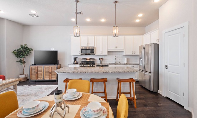 Tobin Hill Condo | Chic 3-Bed Condo, 2-Car Garage close to Pearl & St. Mary's Strip in Tobin Hills!