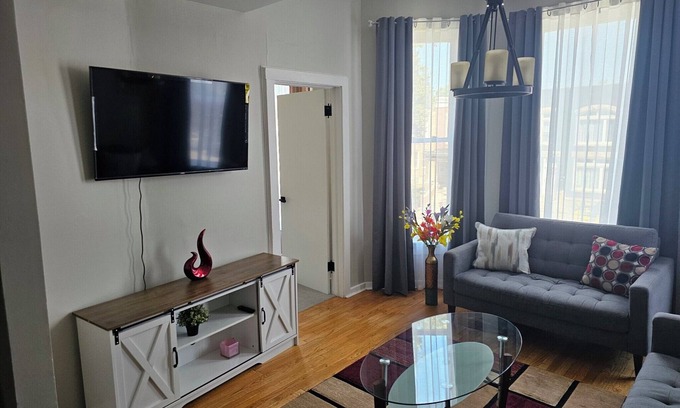 Woodlawn Apartment | Chic 3-bedroom apartment with WiFi, AC in welcoming Chicago