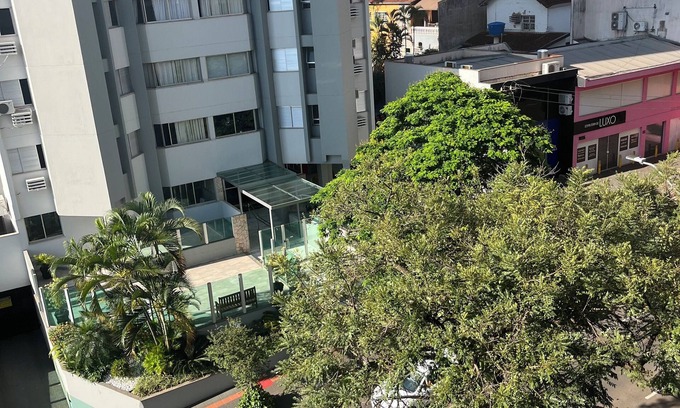 Centro Apartment | Chic 3-bedroom apartment with WiFi, AC in vibrant Centro Londrina