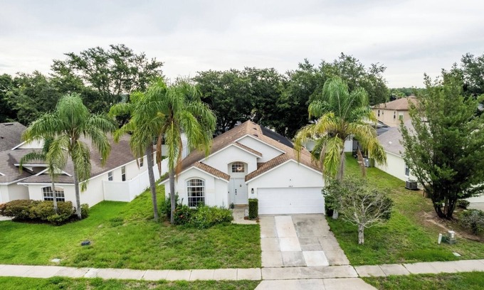 Sunrise Lakes House | Chic 3 BR w/Pool – Near Disney Magic