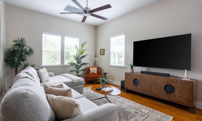 Eastside Promise Neighborhood House | Chic 3BD/2BA Getaway | King Bed | 1mi to Downtown