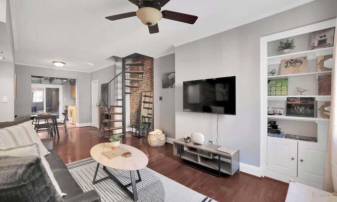 South Baltimore House | Chic 3BR Fed Hill Townhome. Walk to Stadiums, Inner Harbor, Bars, Eats and more