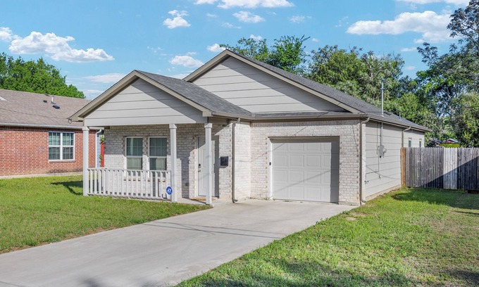 Dallas House | Chic 3BR Stay Mins to Downtown & Uptown