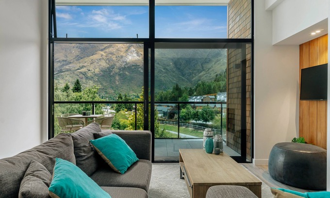 Arthur's Point Apartment | Chic Alpine Penthouse, Cosy with Fabulous Views