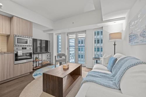 Bay Cloverhill Apartment | Chic and Central 2 Bedroom Condo in Downtown Toronto