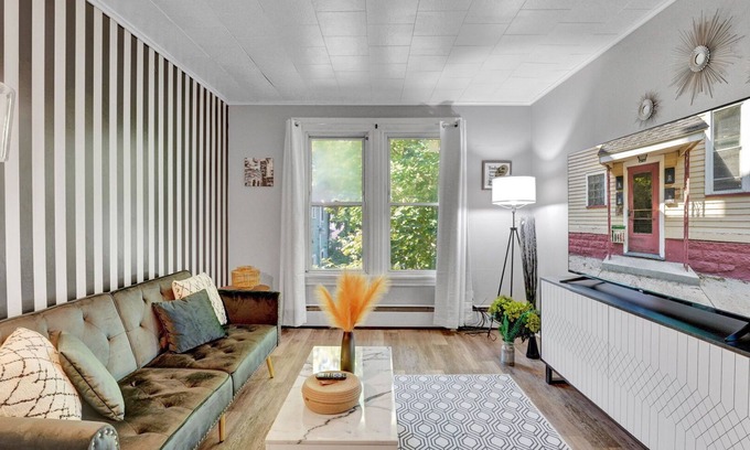 Rochester Apartment | Chic and comfy home in Rochester