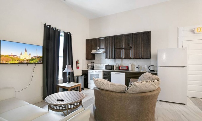 Faubourg Lafayette Condo | Chic and Roomy Urban Getaway in New Orleans