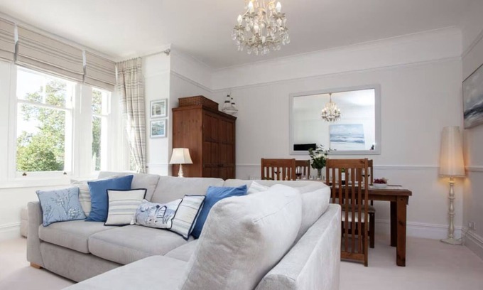 Babbacombe Apartment | Chic Apartment, 5 Mins Walk To Beach. Restaurants, Netflix & WiFi, Parking.