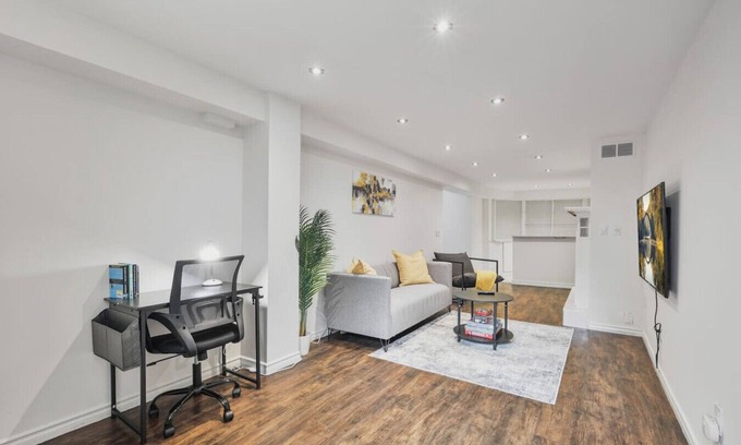 Whitby Apartment | Chic & Bright 1BR Apt with Free Wifi & Parking