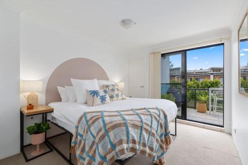 Brookvale Apartment | Chic Brookvale Unit-Big Balcony!