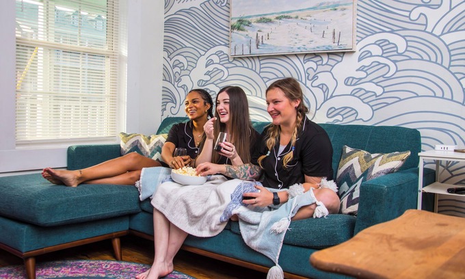 Old East Hill House | Chic & Central <10 to beach- Bubbles & WFH Ready!