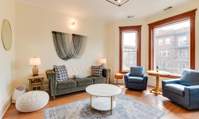 Buena Park Apartment | Chic Chicago Apartment about 1 Mi to Wrigley Field!