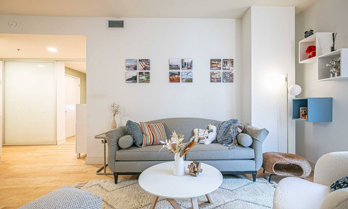 Rincon Hill Apartment | Chic City Getaway in the Heart of Urban Lansing - A Perfect Escape Awaits #41904