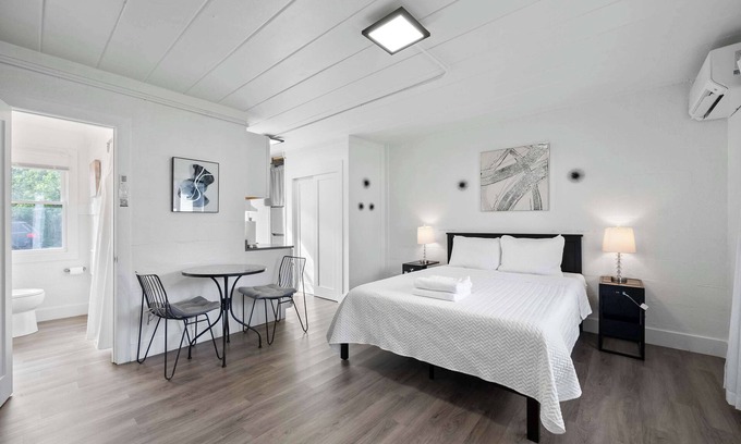 Near East Columbus Apartment | Chic City Retreat 93I