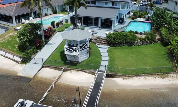 Broadbeach Waters House | Chic Coastal Waterside Stunner!