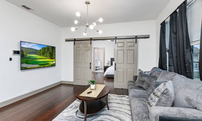 Tobin Hill Apartment | Chic Comforts in Tobin