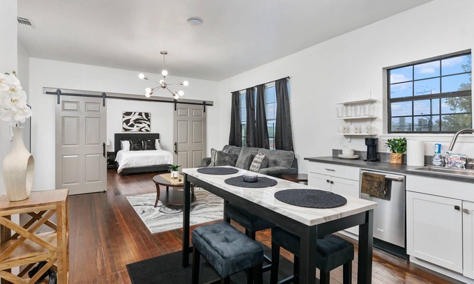 Tobin Hill Apartment | Chic Comforts in Tobin.