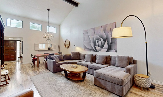 South Scottsdale Condo | Chic condo close to Old Town with shared pool & hot tub, private washer/dryer
