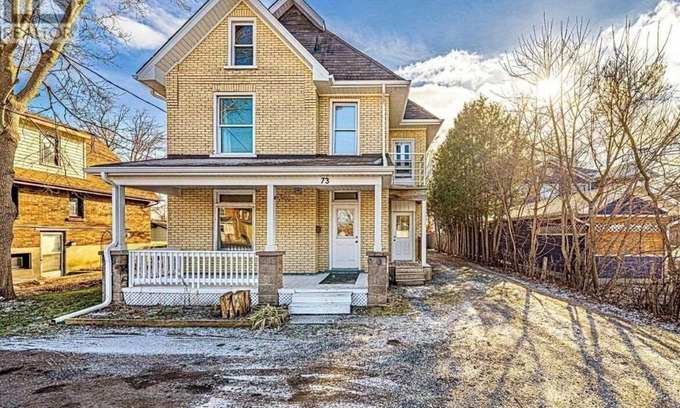 Peterborough Apartment | Chic & Convenient Urban Retreat: Your Perfect Getaway Awaits!