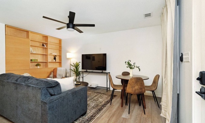 Manhattan Apartment | Chic & Cozy Condo in Manhattan – Free Parking!