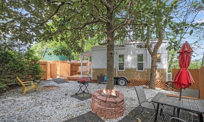 Roswell Cabin | Chic & Cozy Retreat: Modern Tiny Cabin for Two