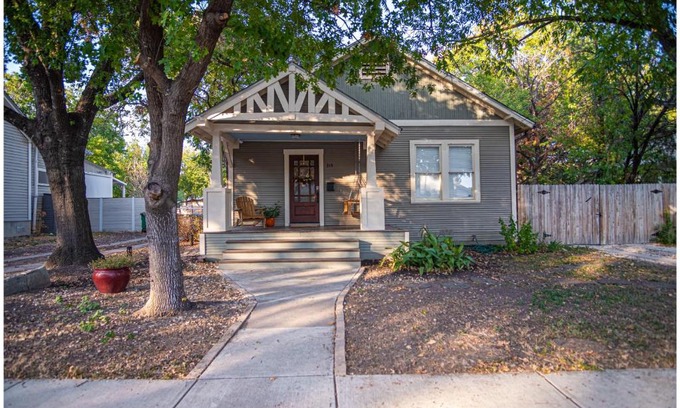 Southtown House | Chic Downtown Farmhouse with Garden and BBQ Grill