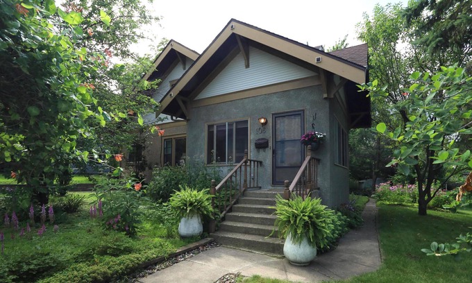 Buffalo House | Chic Family Home, Walk to Buffalo Lake & Breweries