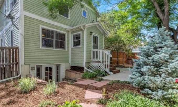 Newlands Apartment | Chic garden level close to trails, shops