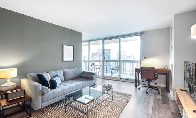 Rush and Division Apartment | Chic Gold Coast Convertible w/Lounge near Oak Street by Blueground