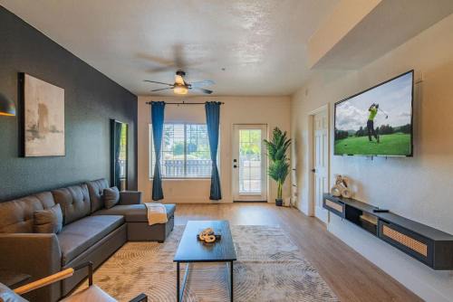 North Scottsdale Apartment | Chic Golf Pickleball Pool Hot Tub King Bed Parking