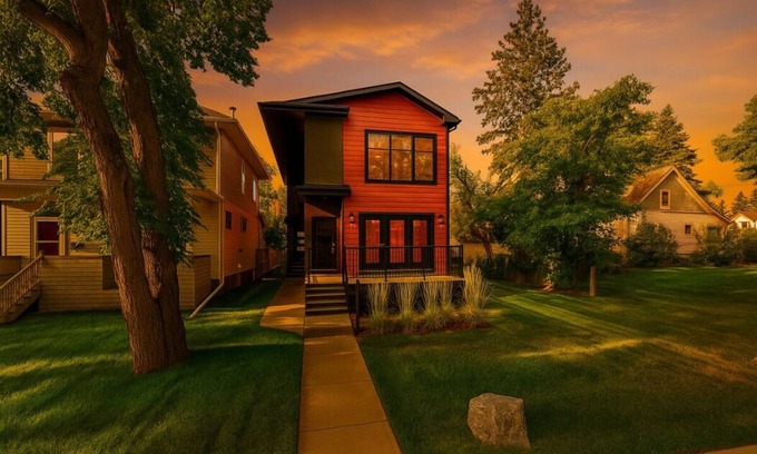 West Edmonton House | Chic Hideaway-King Bed-Fireplace-DT/WEM-Garage