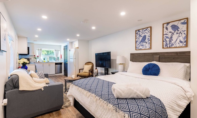 Halton Regional Municipality Apartment | Chic Hotel-Style Retreat by Toronto Premium Outlets