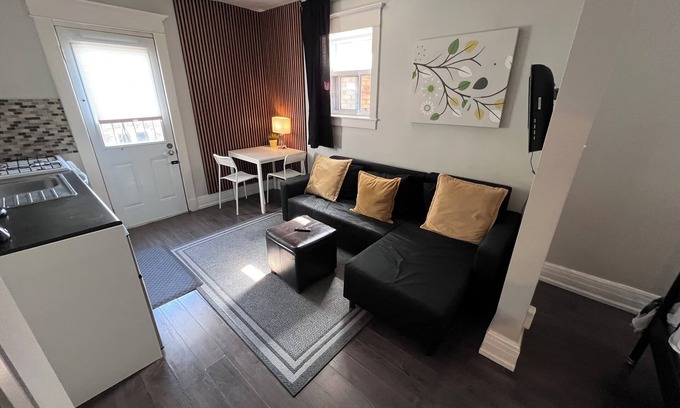 Upper Beaches Apartment | Chic Jr. 1-bedroom apartment with WiFi, AC in wonderful Toronto
