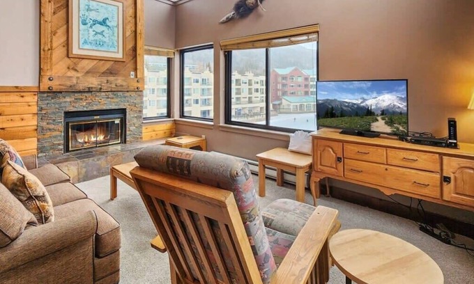 Lakeside Village Condo | Chic Lakeside 1BR, 4-Min to Keystone Resort!