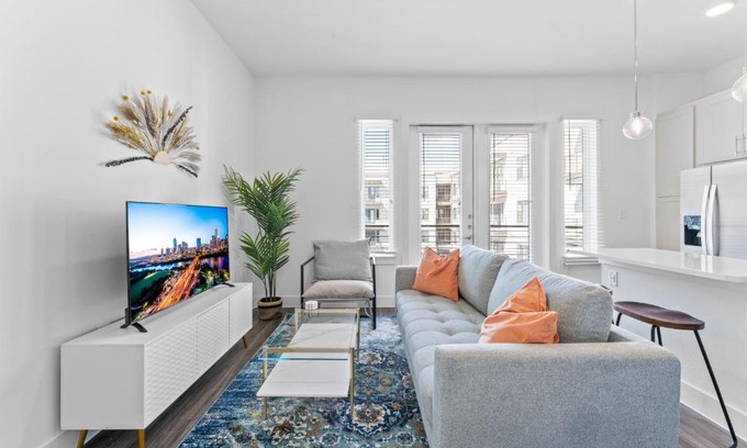 Highland Apartment | Chic & Lux 1BR Apartment Suites on Train Line to DT & Domain