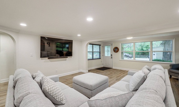 Micanopy House | Chic Micanopy Getaway w/Pool & Pool Table!