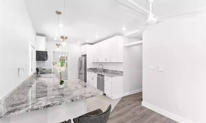 South Salt Lake House | Chic modern 2 bdrm, 2 bath, vintage house—huge kitchen, near skiing