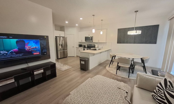 Southwest Edmonton House | *Chic Modern 4BDRM Home- 2 King Bed,2 living room*