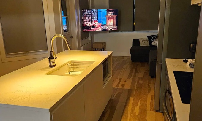 Plateau Mont Royal Apartment | Chic Modern Apt in The Plateaunn