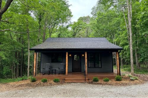 Carbondale House | Chic Modern Cabin with Jacuzzi Ideal for Couples in Carbondale, Illinois