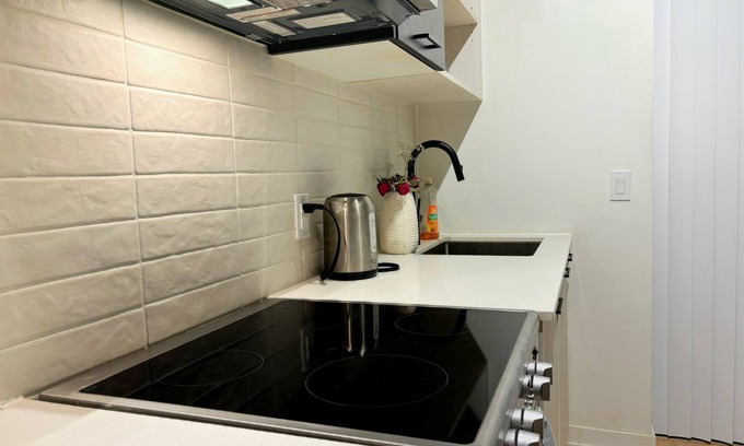 Harwood Condo | Chic & Modern Condo in Midtown Toronto | Prime Location. Monthly Rental