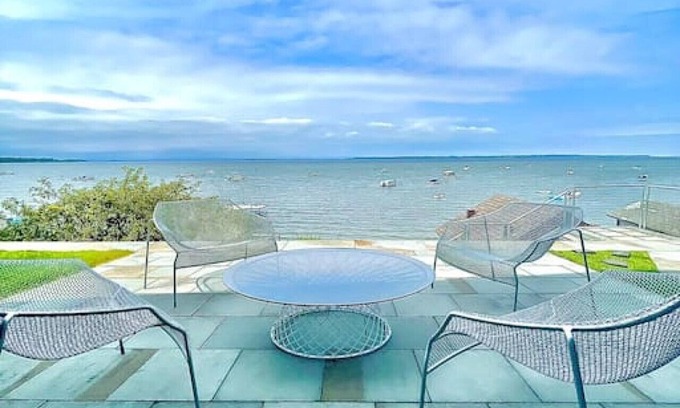 Malletts Bay House | Chic Modern Lake Getaway!